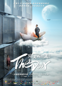 只盯着小伙子的护士